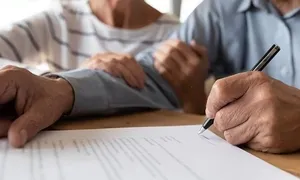 Cha già 100 tuổi vật vã làm thủ tục thừa kế cho con Cha già 100 tuổi vật vã làm thủ tục thừa kế cho con