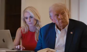 Video hậu trường hé lộ cách ông Trump phản bác đối thủ trên mạng xã hội Video hậu trường hé lộ cách ông Trump phản bác đối thủ trên mạng xã hội