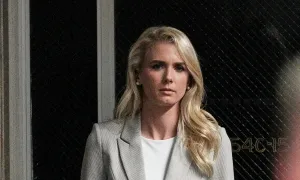 Nữ trợ lý có biệt danh 'máy in' của ông Trump Nữ trợ lý có biệt danh 'máy in' của ông Trump