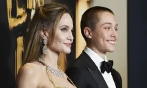 Angelina Jolie hiếm hoi đi sự kiện cùng con trai út Angelina Jolie hiếm hoi đi sự kiện cùng con trai út