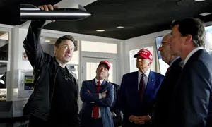 Ông Trump xem SpaceX phóng tàu vũ trụ với Elon Musk Ông Trump xem SpaceX phóng tàu vũ trụ với Elon Musk