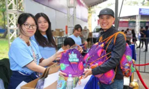 Hàng trăm phụ huynh xếp hàng nhận Bib sớm Kun Marathon Hà Nội Hàng trăm phụ huynh xếp hàng nhận Bib sớm Kun Marathon Hà Nội