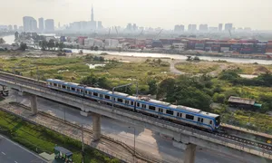 Chồng đi làm bằng metro, vợ vẫn xe máy để tiện đưa con đi học Chồng đi làm bằng metro, vợ vẫn xe máy để tiện đưa con đi học