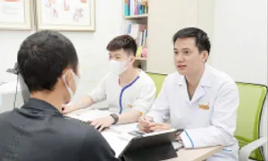 Thủ dâm bằng ống nước, nam thanh niên đứt dây hãm quy đầu Thủ dâm bằng ống nước, nam thanh niên đứt dây hãm quy đầu