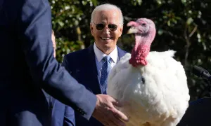 Ông Biden lần cuối ân xá cho gà tây tại Nhà Trắng Ông Biden lần cuối ân xá cho gà tây tại Nhà Trắng
