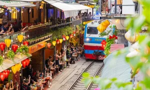 'Cấm cà phê đường tàu nhưng khó cấm du khách' 'Cấm cà phê đường tàu nhưng khó cấm du khách'