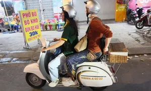 Đêm đi Vespa cổ 'ăn sập Sài Gòn' của du khách Mỹ Đêm đi Vespa cổ 'ăn sập Sài Gòn' của du khách Mỹ