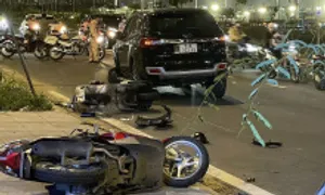 Ôtô tông liên hoàn ở đường song hành cao tốc, 4 người bị thương Ôtô tông liên hoàn ở đường song hành cao tốc, 4 người bị thương