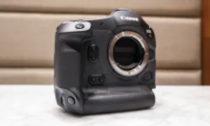 Canon EOS R1 - máy ảnh 'bánh chưng' giá 167 triệu đồng Canon EOS R1 - máy ảnh 'bánh chưng' giá 167 triệu đồng