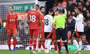 Liverpool hòa trong thế thiếu người Liverpool hòa trong thế thiếu người