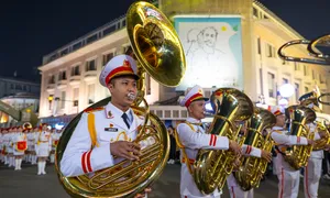 Quân nhạc khuấy động phố đi bộ Hồ Gươm Quân nhạc khuấy động phố đi bộ Hồ Gươm