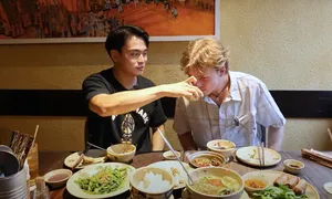 Khách nước ngoài lần đầu thử cà pháo mắm tôm Khách nước ngoài lần đầu thử cà pháo mắm tôm