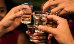 5 người ngộ độc sau khi uống rượu ngâm rễ cây 5 người ngộ độc sau khi uống rượu ngâm rễ cây