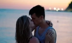 Trầm cảm có thể 'lây lan' qua hôn môi Trầm cảm có thể 'lây lan' qua hôn môi