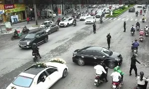 Khởi tố vụ vệ sĩ phân luồng cho đoàn xe sang đi đám cưới Khởi tố vụ vệ sĩ phân luồng cho đoàn xe sang đi đám cưới