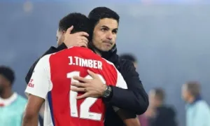 Arsenal xếp hàng vỗ tay chúc mừng Liverpool Arsenal xếp hàng vỗ tay chúc mừng Liverpool