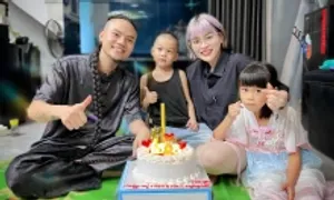 Người đàn ông nuôi tóc dài chấm gót