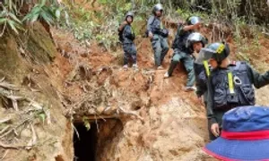 Nhiều người bỏ chạy khi 50 cảnh sát đột kích hầm khai thác vàng Nhiều người bỏ chạy khi 50 cảnh sát đột kích hầm khai thác vàng