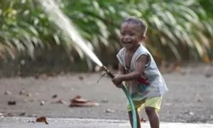Có nên cho trẻ nghịch mưa, chơi đất cát để tăng đề kháng?