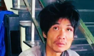 Cảnh sát bị chém khi bắt kẻ cầm dao đe dọa người đi đường Cảnh sát bị chém khi bắt kẻ cầm dao đe dọa người đi đường