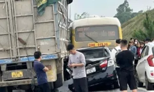 Xe tải tông vào loạt xe trên cao tốc Hà Nội - Thái Nguyên