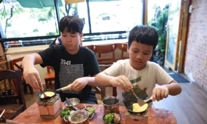 Quán cà phê cho khách nấu ăn trong căn bếp mini